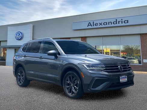 Certified 2022 Volkswagen Tiguan SE w/ Panoramic Sunroof Package AWD/4WD image 1