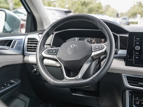 Certified 2025 Volkswagen Taos SE image 15