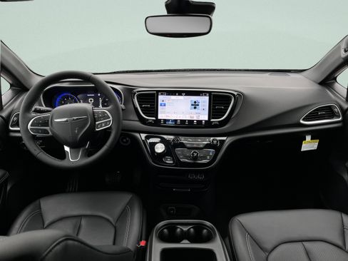 Used 2025 Chrysler Voyager LX image 24