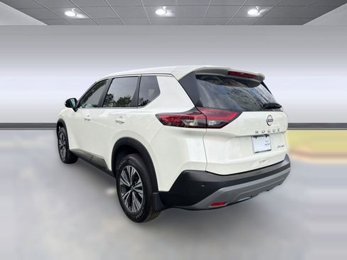 Used 2023 Nissan Rogue SV image 3