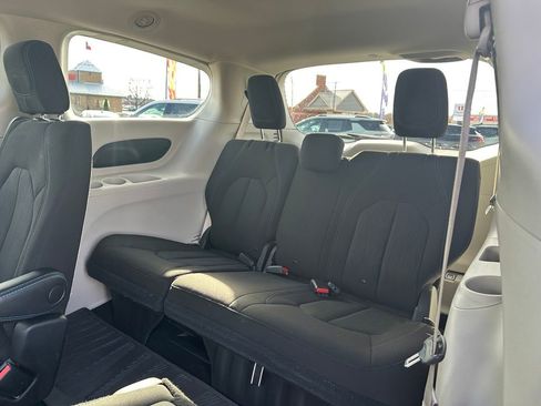 Used 2021 Chrysler Pacifica Touring image 12