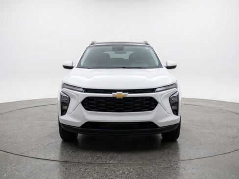 Used 2025 Chevrolet Trax LT w/ LT Convenience Package FWD image 2