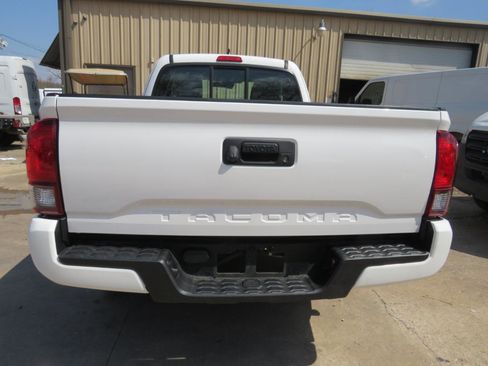 Used 2018 Toyota Tacoma SR image 5