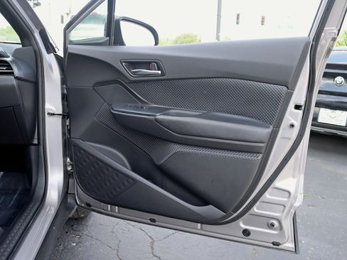 Used 2019 Toyota C-HR LE image 31