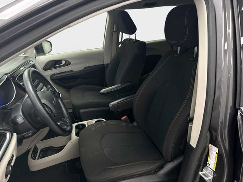 Used 2021 Chrysler Voyager LX FWD image 13