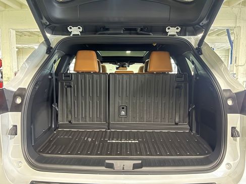 New 2025 Toyota Highlander Platinum image 40