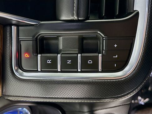 Used 2023 Chevrolet Suburban Premier image 17