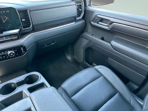 Used 2025 GMC Sierra 1500 SLT image 13