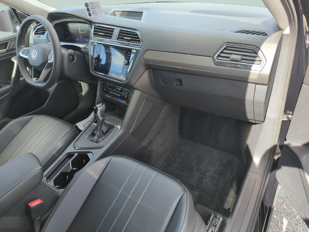 Used 2024 Volkswagen Tiguan SE FWD image 23