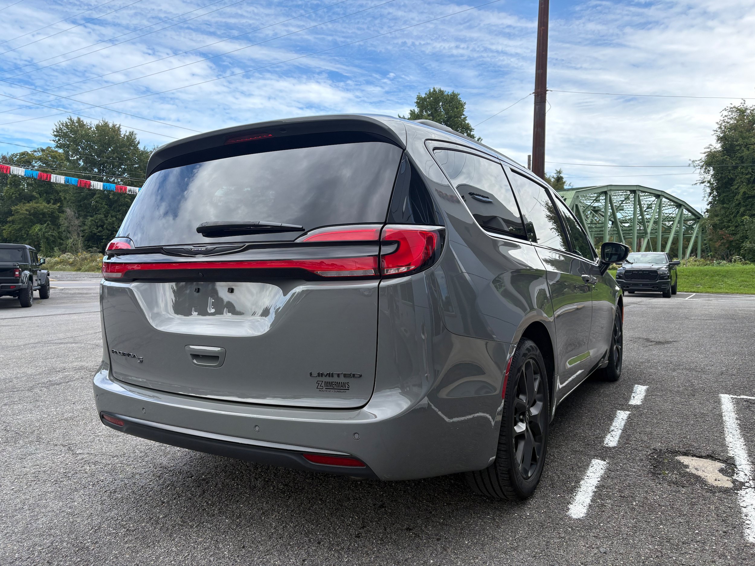 Certified 2025 Chrysler Pacifica Limited FWD image 7