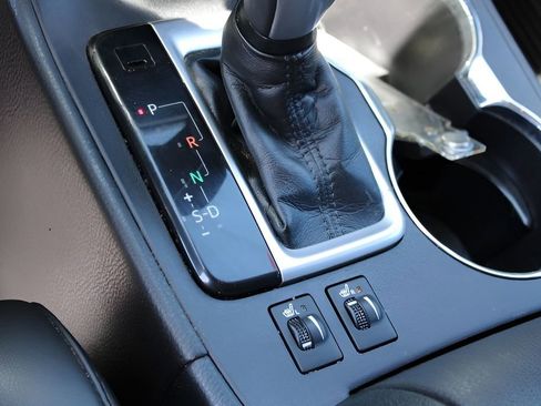 Used 2019 Toyota Highlander XLE AWD/4WD image 17