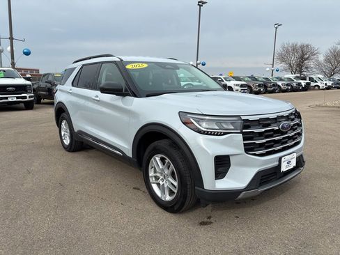 Used 2025 Ford Explorer Active AWD/4WD image 2