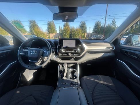Used 2025 Toyota Highlander LE image 35
