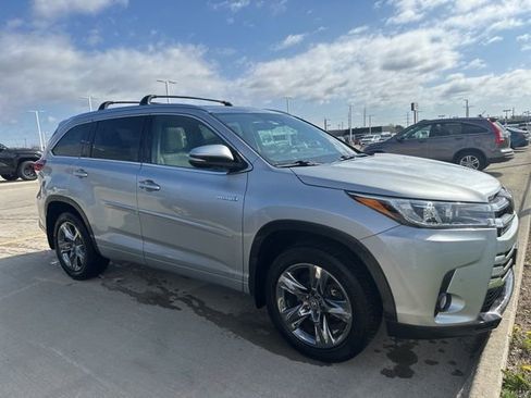 Used 2017 Toyota Highlander Limited Platinum image 2