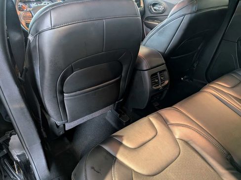 Used 2019 Jeep Cherokee Latitude Plus w/ Cold Weather Group AWD/4WD image 17