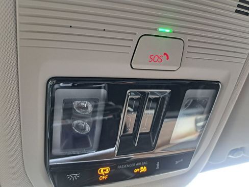 Used 2025 Volkswagen Atlas SE image 17