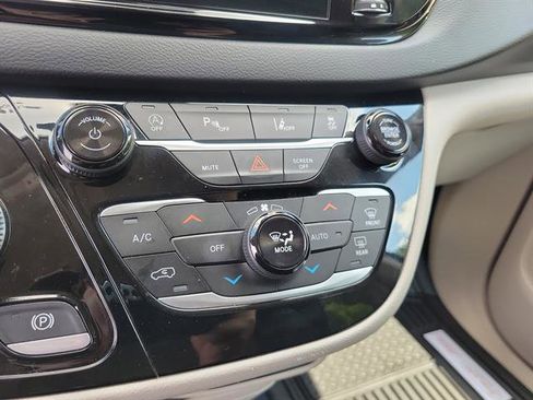 Used 2023 Chrysler Pacifica Touring-L FWD image 14
