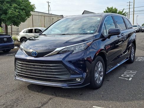 Used 2025 Toyota Sienna XLE FWD image 3