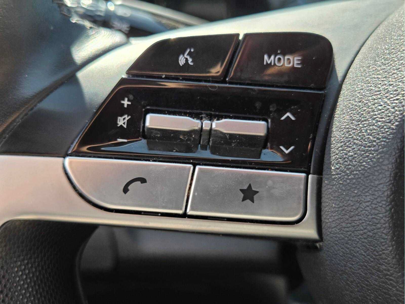 Used 2025 Hyundai Elantra SEL FWD image 29
