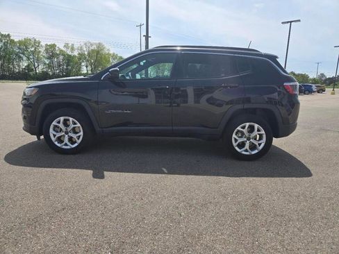 Used 2025 Jeep Compass Latitude AWD/4WD image 4