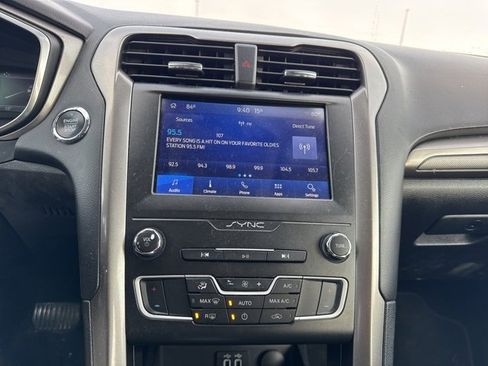 Used 2019 Ford Fusion SE image 10