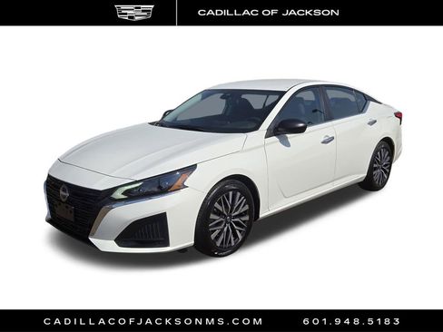 Used 2025 Nissan Altima 2.5 SV FWD image 2
