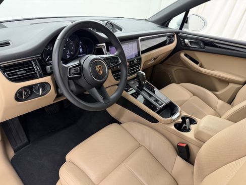 Certified 2025 Porsche Macan AWD/4WD image 26