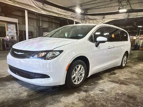 Used 2022 Chrysler Voyager LX FWD image 1