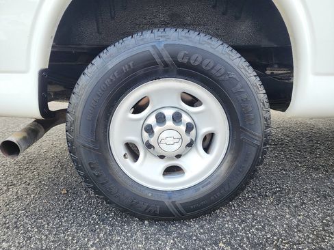 Used 2016 Chevrolet Express 2500 image 12