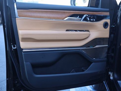 Used 2023 Jeep Grand Wagoneer Series III image 16