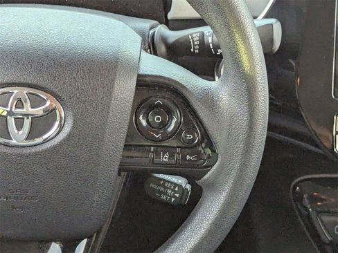 Used 2022 Toyota Prius LE image 18