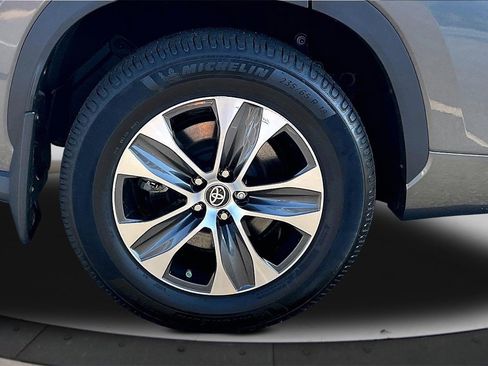 Used 2022 Toyota Highlander XLE image 38