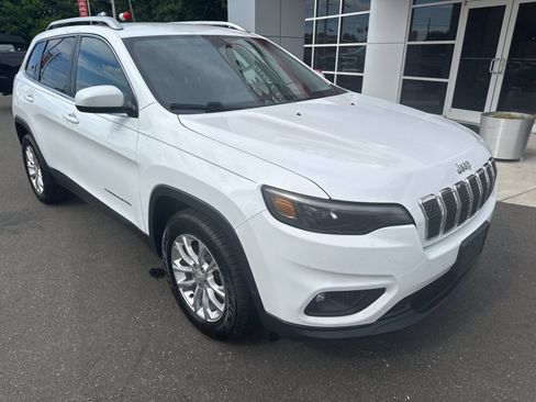 Used 2019 Jeep Cherokee Latitude w/ Cold Weather Group FWD image 2