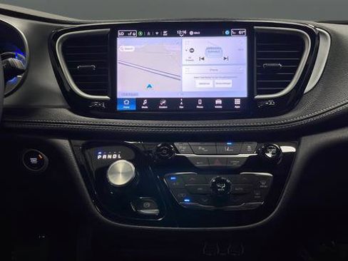 Used 2024 Chrysler Pacifica Limited FWD image 12