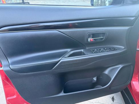 Used 2019 Mitsubishi Outlander SE image 21