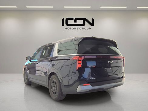 Used 2025 Kia Carnival FWD image 2