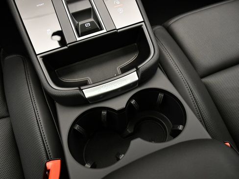 Certified 2026 Porsche Macan image 32