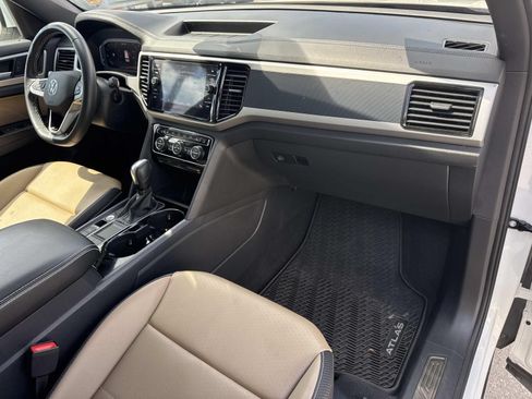 Used 2023 Volkswagen Atlas Cross Sport SE w/ Panoramic Sunroof Package FWD image 11