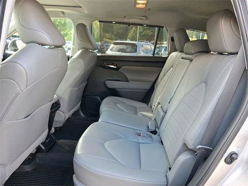 Certified 2022 Toyota Highlander XLE image 10