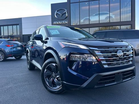 Used 2025 Nissan Rogue SV image 2