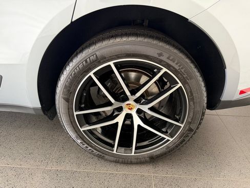 Certified 2026 Porsche Macan AWD/4WD image 11