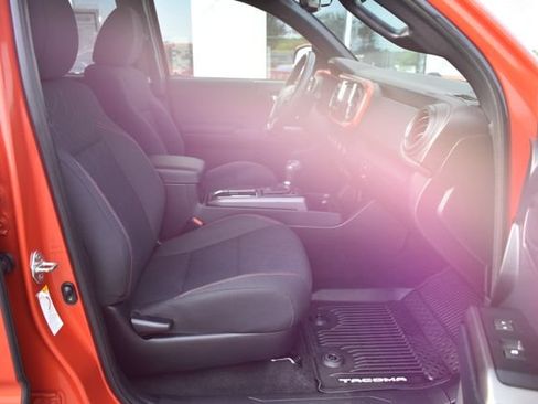 Used 2018 Toyota Tacoma TRD Off-Road w/ Technology Package AWD/4WD image 38