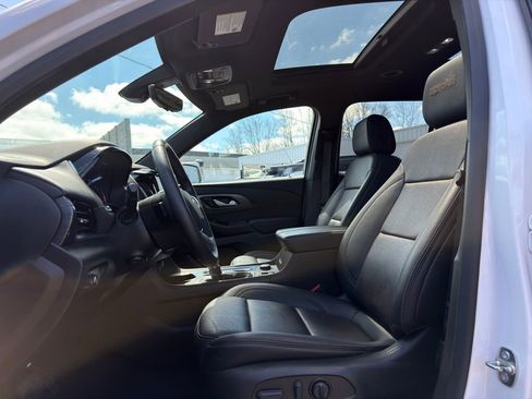 Used 2023 Chevrolet Traverse High Country FWD image 2