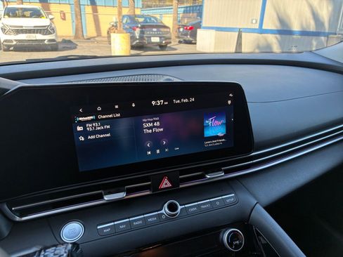 Used 2025 Hyundai Elantra Limited image 21