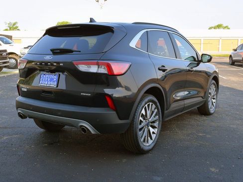 Used 2022 Ford Escape Titanium image 4