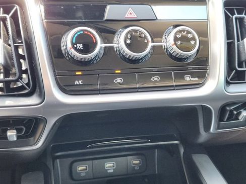 Certified 2023 Kia Sorento LX FWD image 19