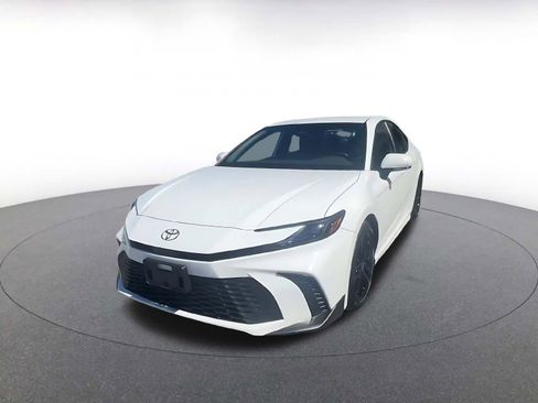 Used 2025 Toyota Camry SE image 8