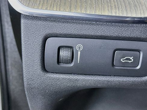 Used 2022 Volvo XC60 B5 Inscription w/ Advanced Package FWD image 17