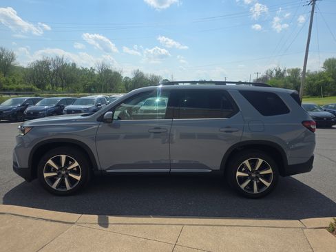 Used 2025 Honda Pilot Touring image 8
