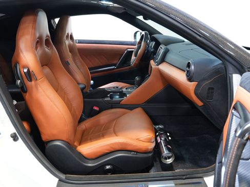 Used 2019 Nissan GT-R Premium w/ Premium Interior Package image 40